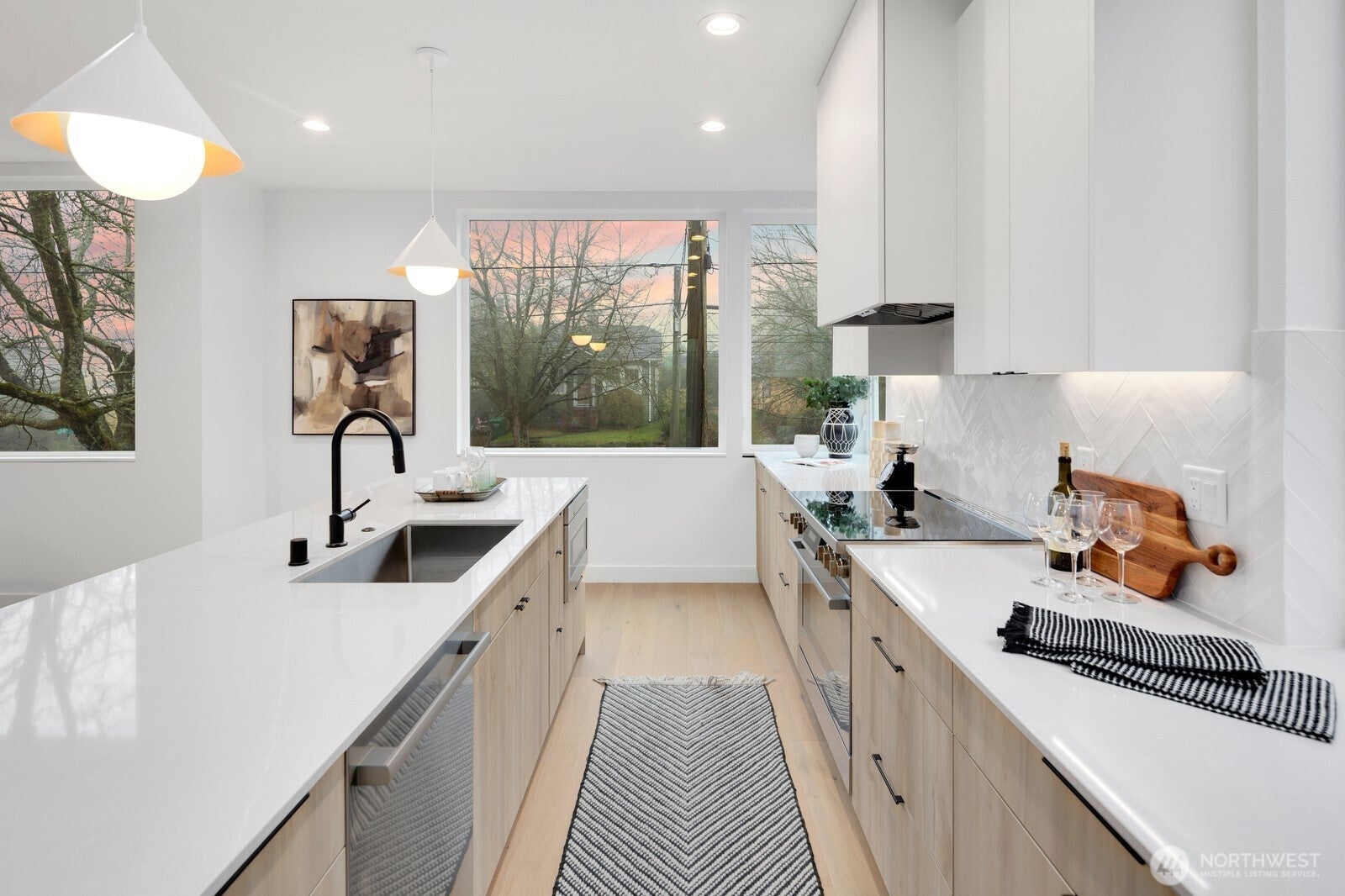 Seattle, Washington, 98122, United States, 4 Bedrooms Bedrooms, ,4 BathroomsBathrooms,Residential,Active,1992279