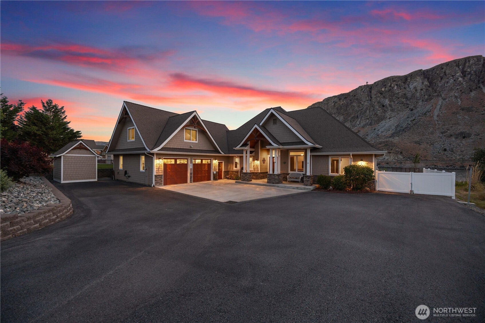 Orondo, Washington, 98843, United States, 3 Bedrooms Bedrooms, ,4 BathroomsBathrooms,Residential,Active,1823970