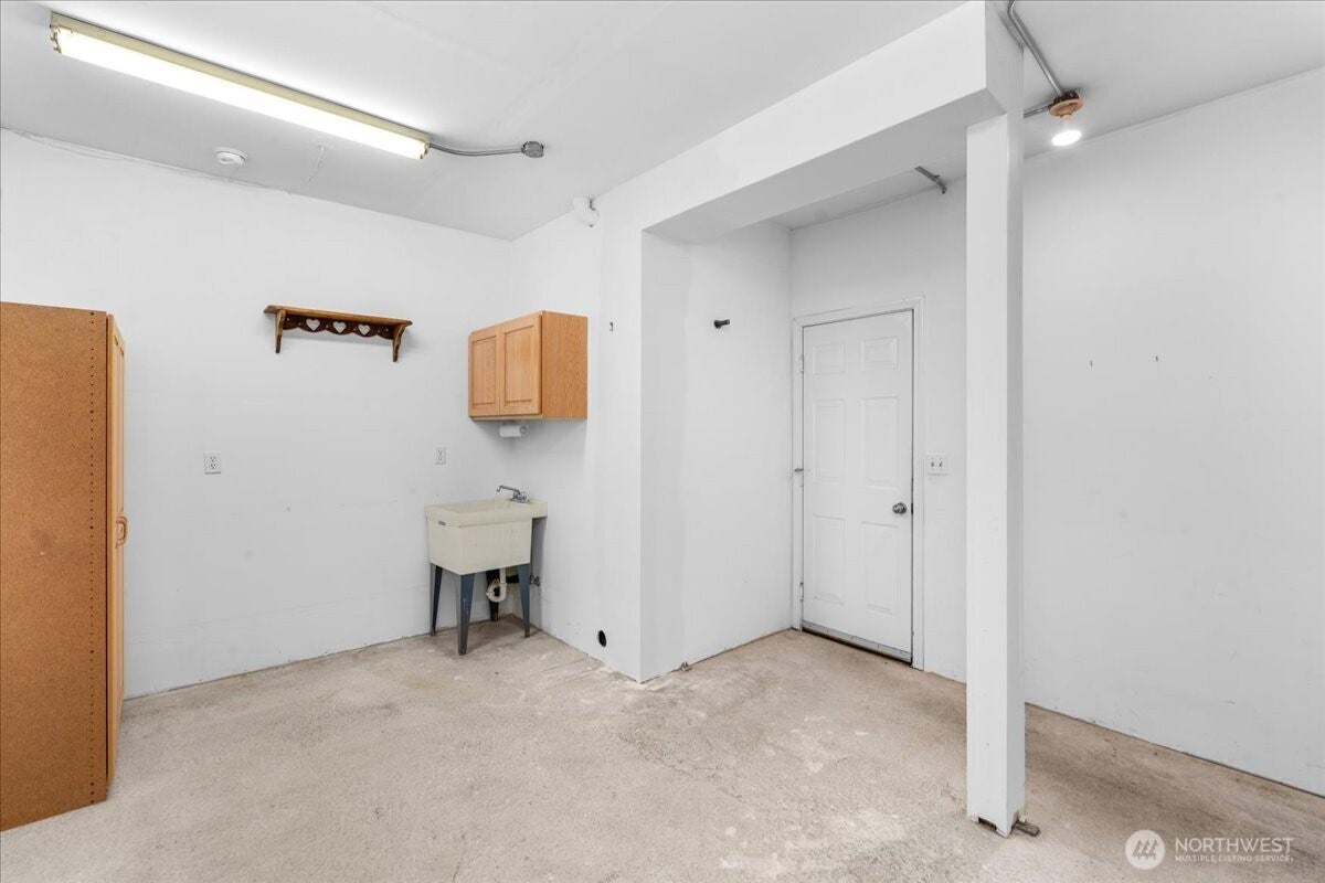 Kirkland, Washington, 98033, United States, 3 Bedrooms Bedrooms, ,2 BathroomsBathrooms,Residential,Active,1968423