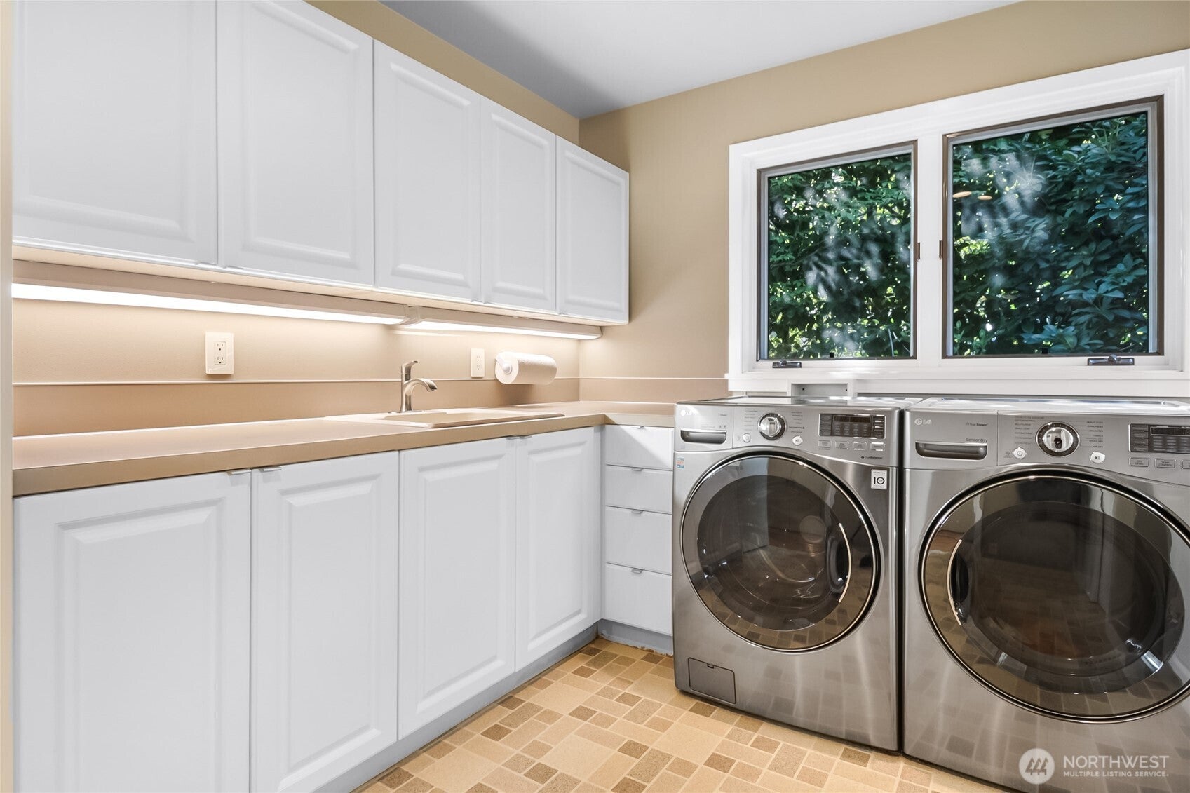 Medina, Washington, 98039, United States, 3 Bedrooms Bedrooms, ,3 BathroomsBathrooms,Residential,Active,1781504