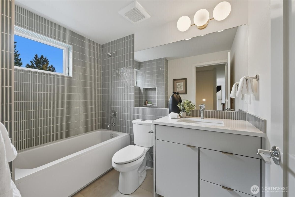 Seattle, Washington, 98125, United States, 4 Bedrooms Bedrooms, ,4 BathroomsBathrooms,Residential,Active,1943807