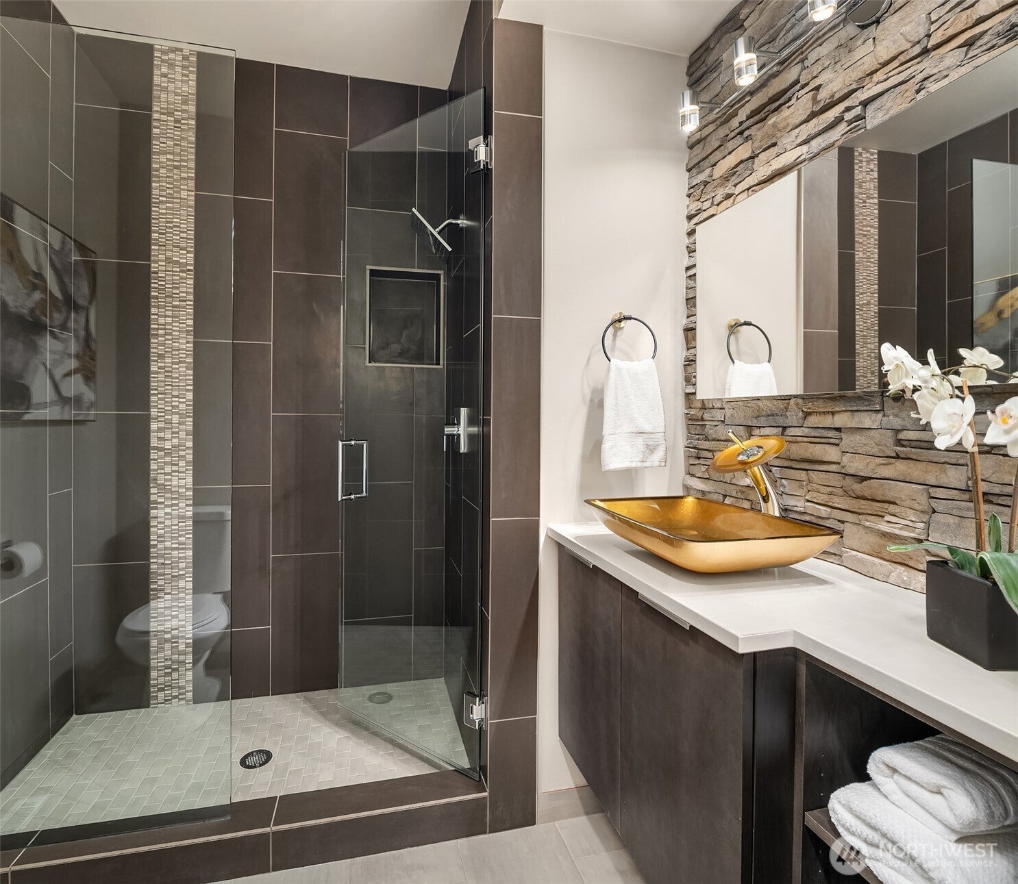 Kirkland, Washington, 98033, United States, 4 Bedrooms Bedrooms, ,5 BathroomsBathrooms,Residential,Active,1973549