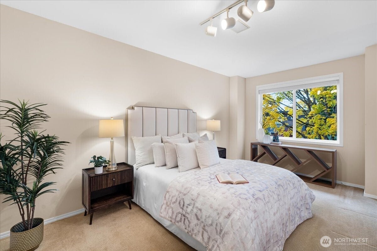 Kirkland, Washington, 98033, United States, 3 Bedrooms Bedrooms, ,2 BathroomsBathrooms,Residential,Active,1968423