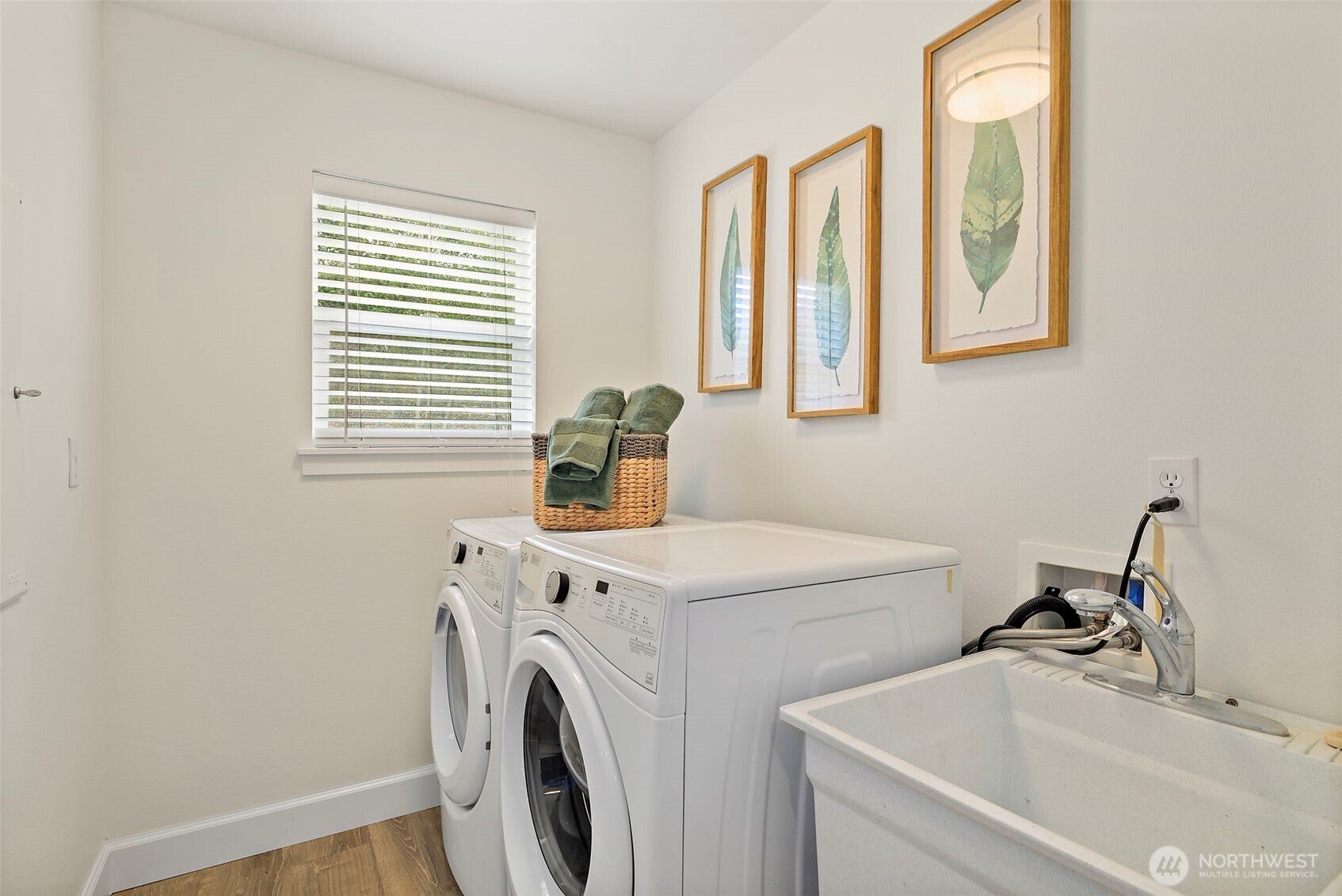 Snoqualmie, Washington, 98065, United States, 4 Bedrooms Bedrooms, ,4 BathroomsBathrooms,Residential,Pending,2009402