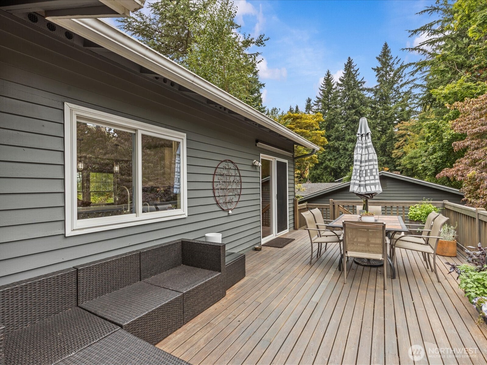 Kirkland, Washington, 98033, United States, 3 Bedrooms Bedrooms, ,3 BathroomsBathrooms,Residential,Active,1941339