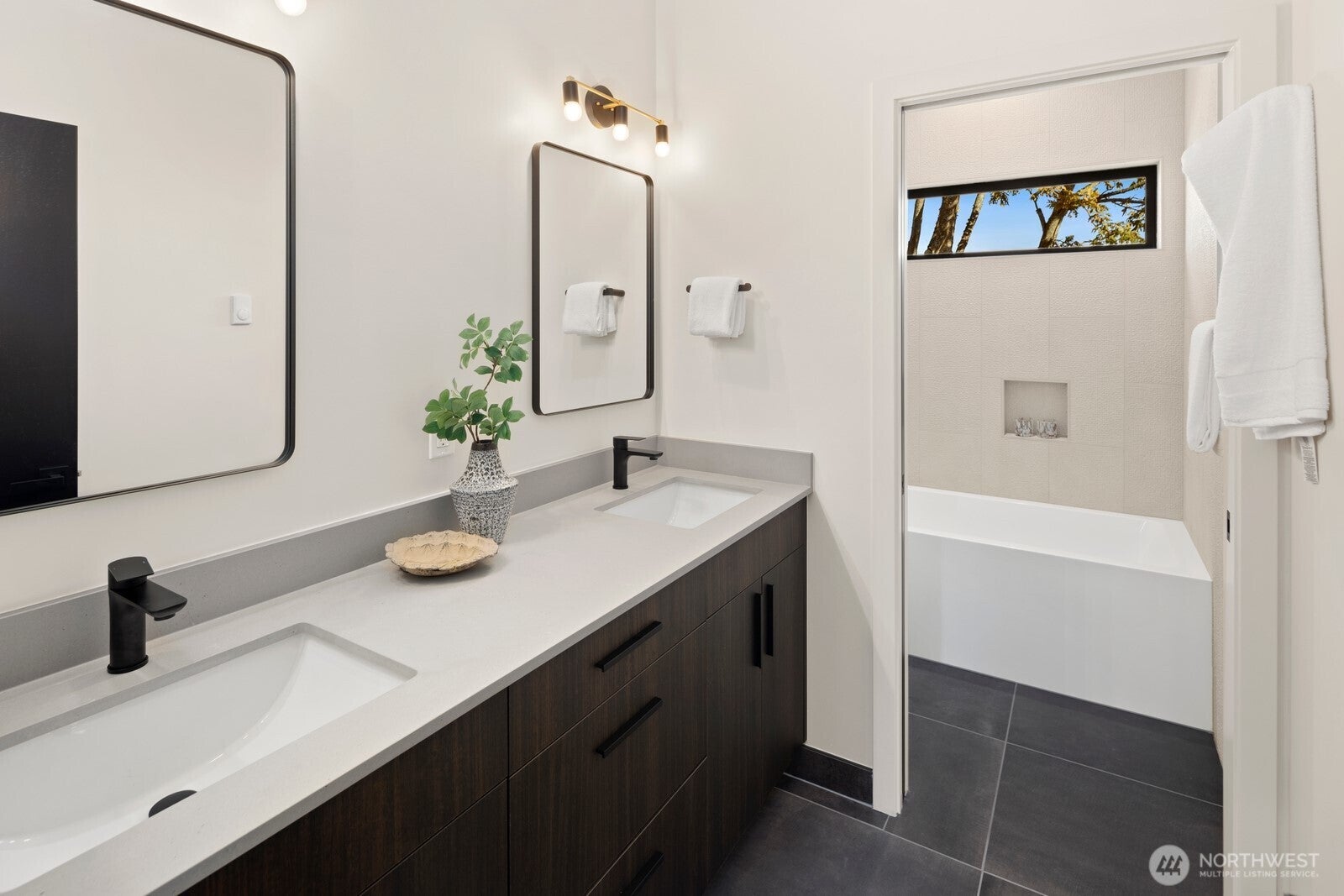 Seattle, Washington, 98118, United States, 6 Bedrooms Bedrooms, ,4 BathroomsBathrooms,Residential,Active,1965834