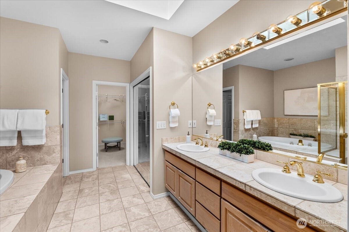 Kirkland, Washington, 98033, United States, 3 Bedrooms Bedrooms, ,2 BathroomsBathrooms,Residential,Active,1968423