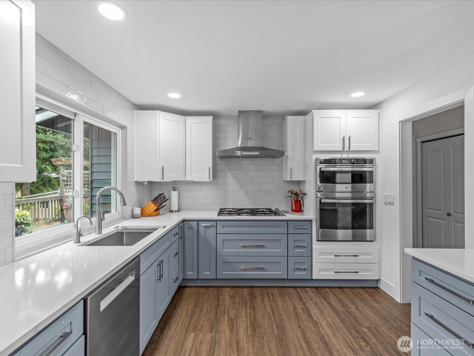 Kirkland, Washington, 98033, United States, 3 Bedrooms Bedrooms, ,3 BathroomsBathrooms,Residential,Active,1941339