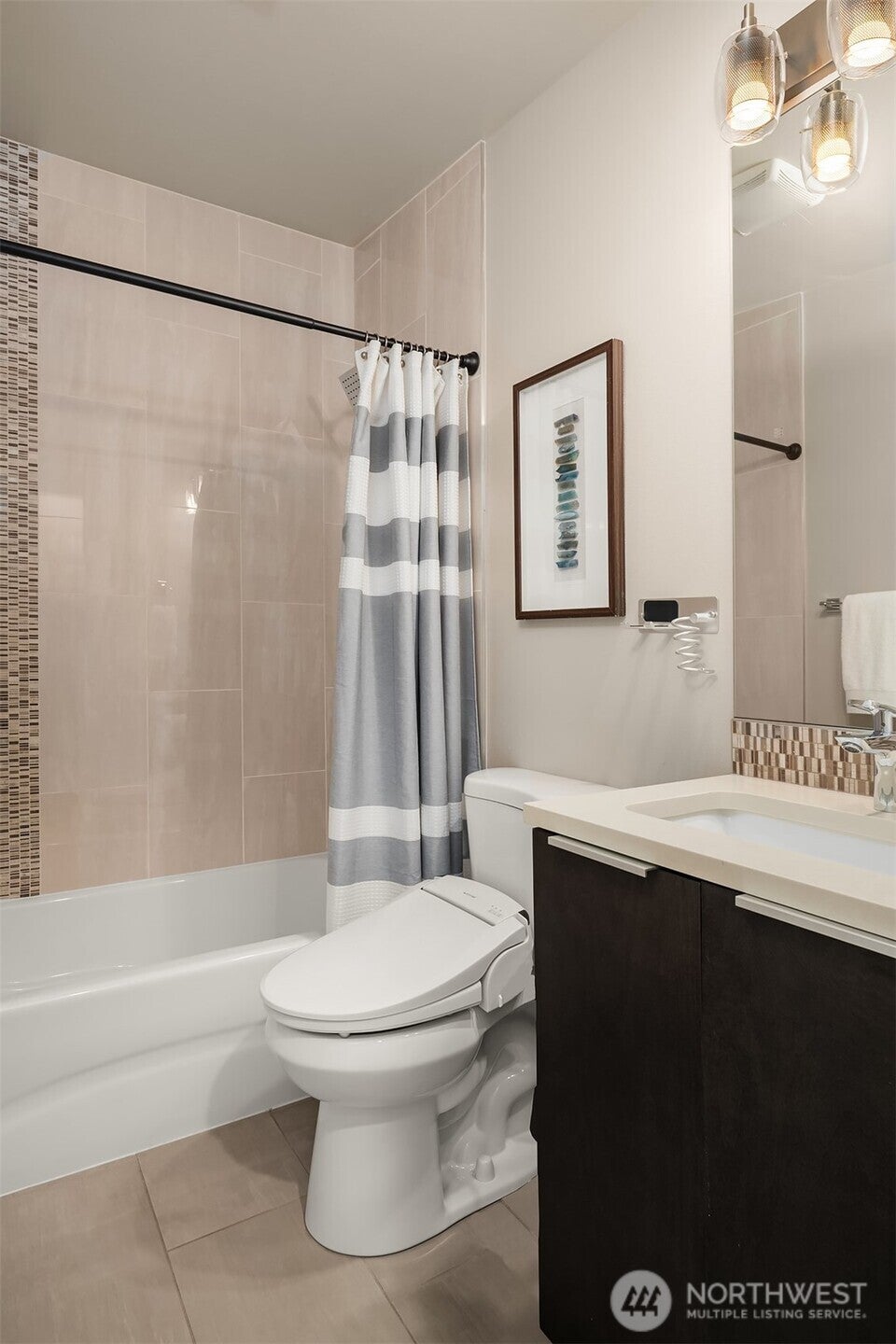 Kirkland, Washington, 98033, United States, 4 Bedrooms Bedrooms, ,5 BathroomsBathrooms,Residential,Active,1973549