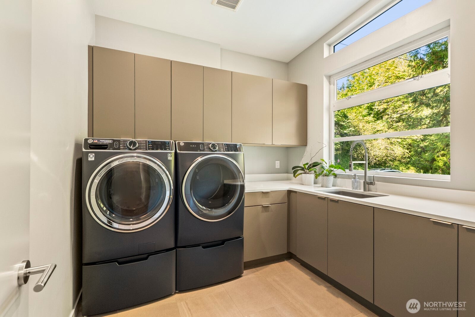 Bellevue, Washington, 98008, United States, 4 Bedrooms Bedrooms, ,5 BathroomsBathrooms,Residential,Active,1960111