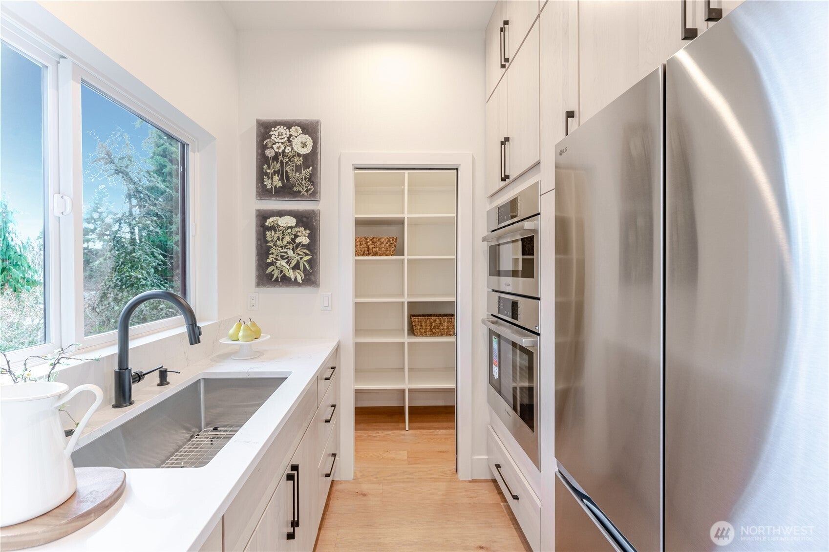 Kirkland, Washington, 98033, United States, 6 Bedrooms Bedrooms, ,7 BathroomsBathrooms,Residential,Active,2015249