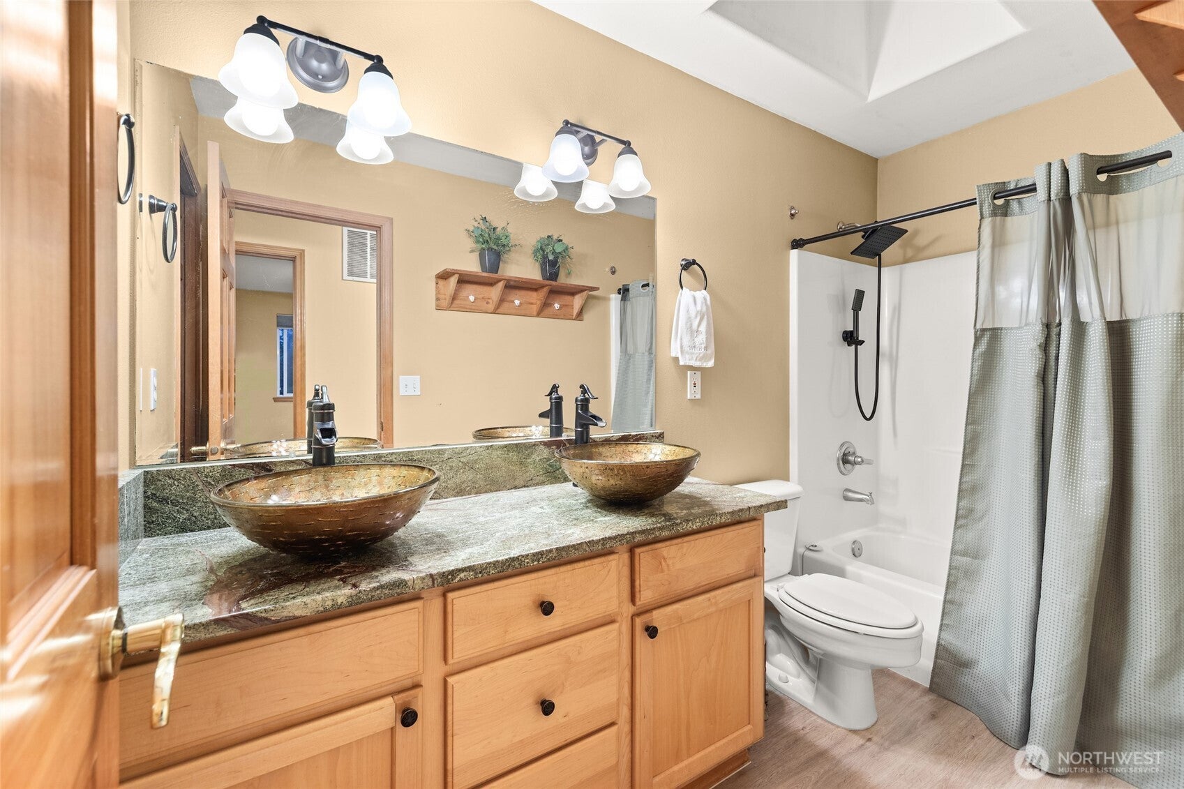 Auburn, Washington, 98092, United States, 4 Bedrooms Bedrooms, ,3 BathroomsBathrooms,Residential,Active,1968380