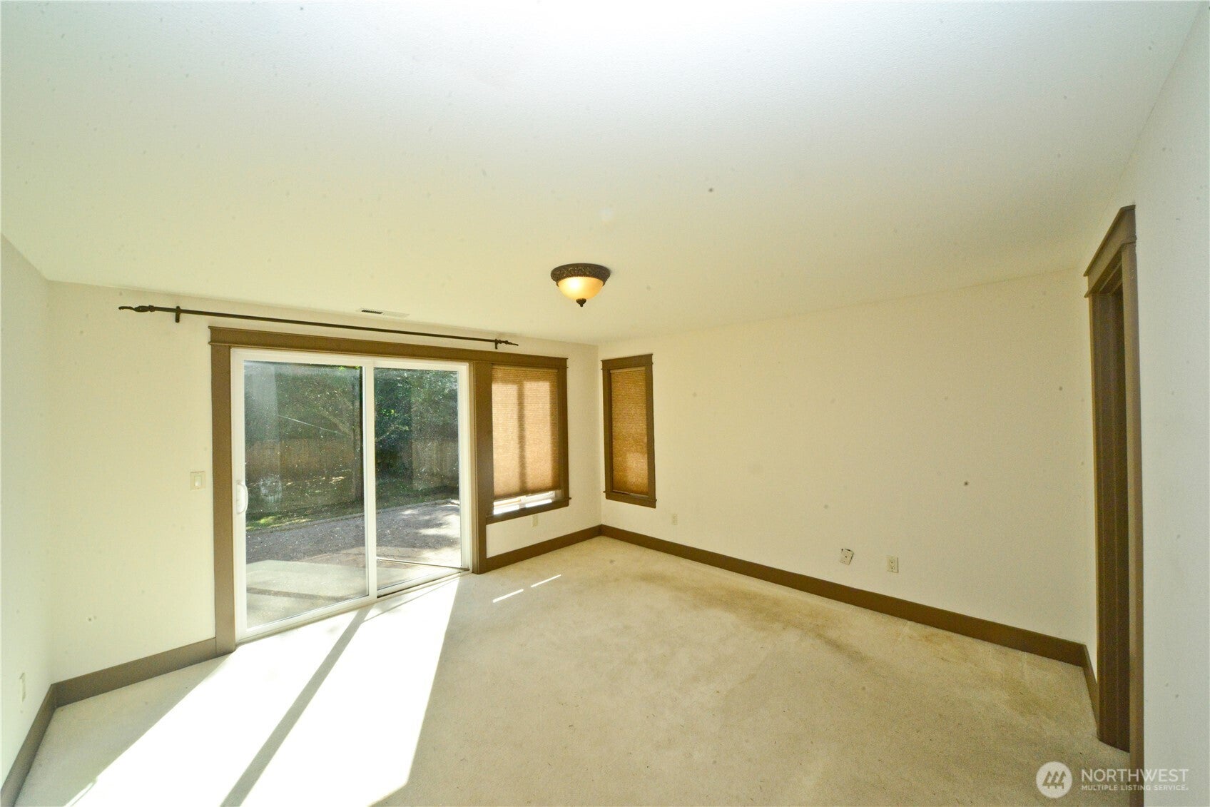 Kirkland, Washington, 98033, United States, 3 Bedrooms Bedrooms, ,2 BathroomsBathrooms,Residential,Active,1945849