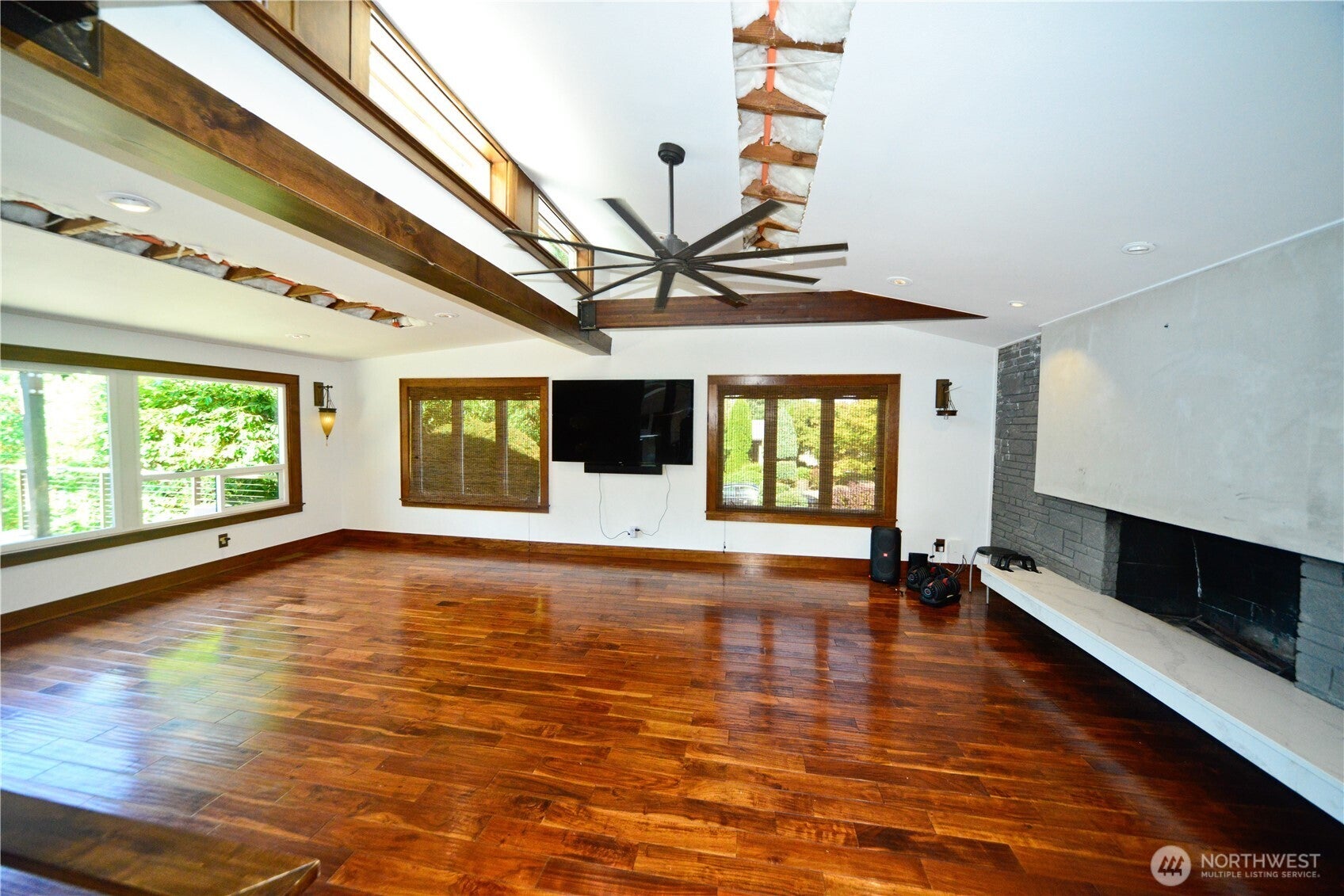 Kirkland, Washington, 98033, United States, 3 Bedrooms Bedrooms, ,3 BathroomsBathrooms,Residential,Active,1945839