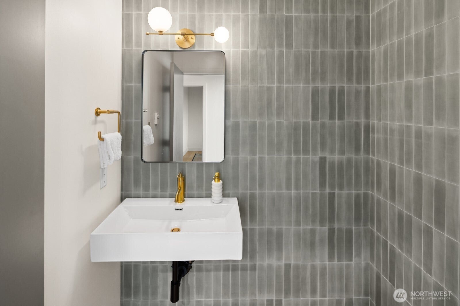 Seattle, Washington, 98118, United States, 5 Bedrooms Bedrooms, ,4 BathroomsBathrooms,Residential,Active,1909862