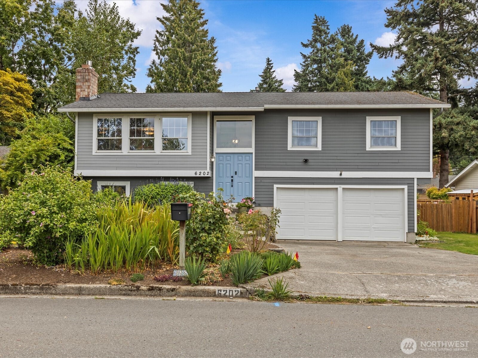 Kirkland, Washington, 98033, United States, 3 Bedrooms Bedrooms, ,3 BathroomsBathrooms,Residential,Active,1941339