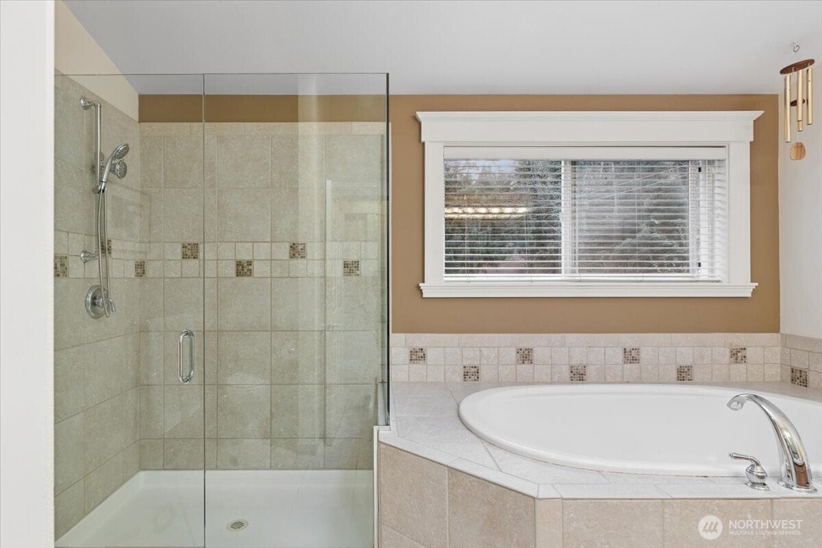 Lake Forest Park, Washington, 98155, United States, 6 Bedrooms Bedrooms, ,4 BathroomsBathrooms,Residential,Active,1996284