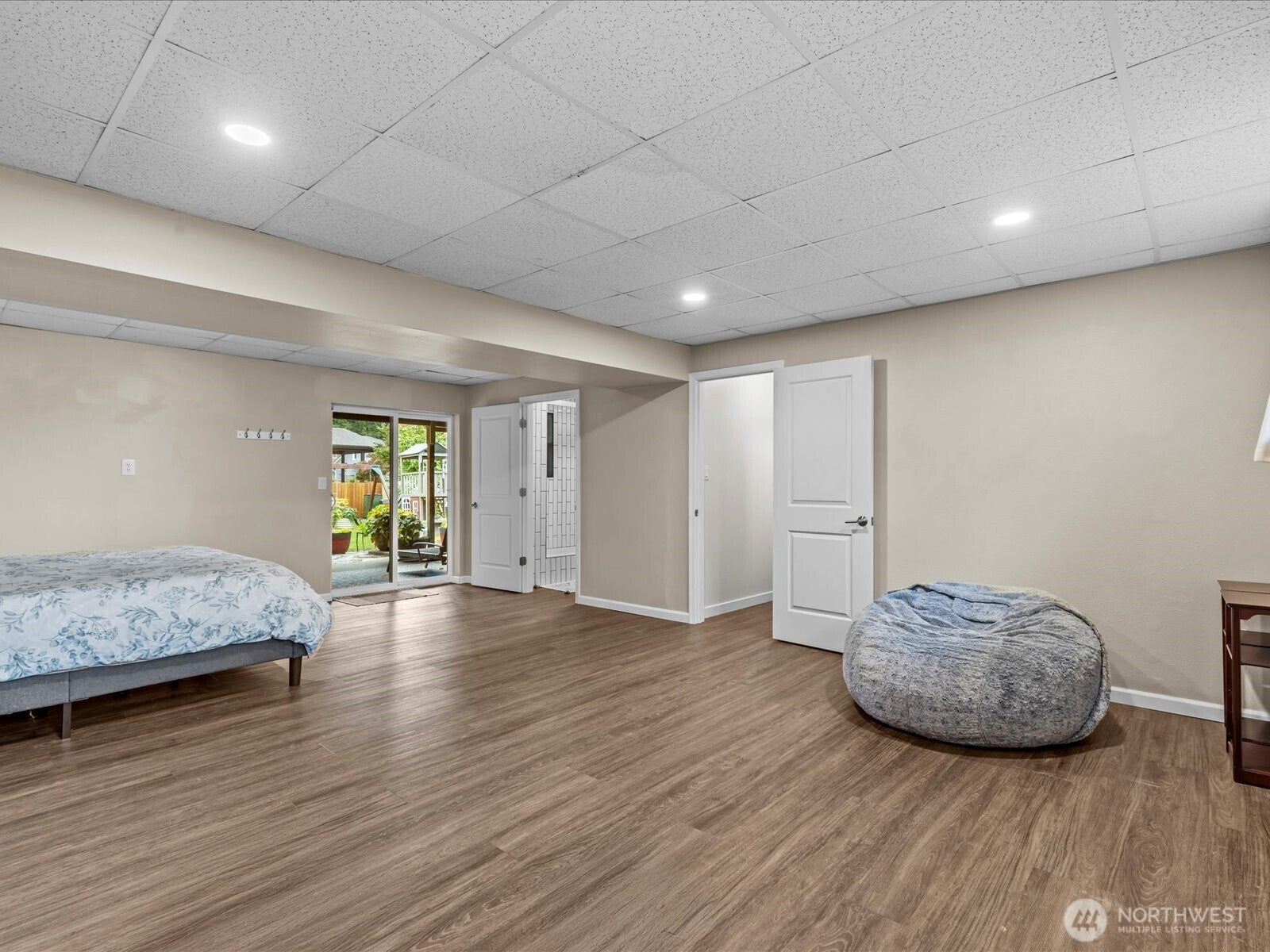 Kirkland, Washington, 98033, United States, 3 Bedrooms Bedrooms, ,3 BathroomsBathrooms,Residential,Active,1941339