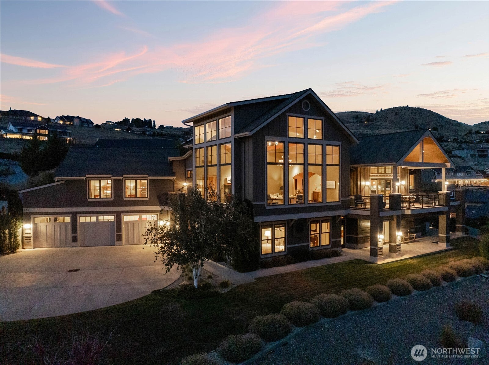 Chelan, Washington, 98816, United States, 4 Bedrooms Bedrooms, ,4 BathroomsBathrooms,Residential,Active,1869141