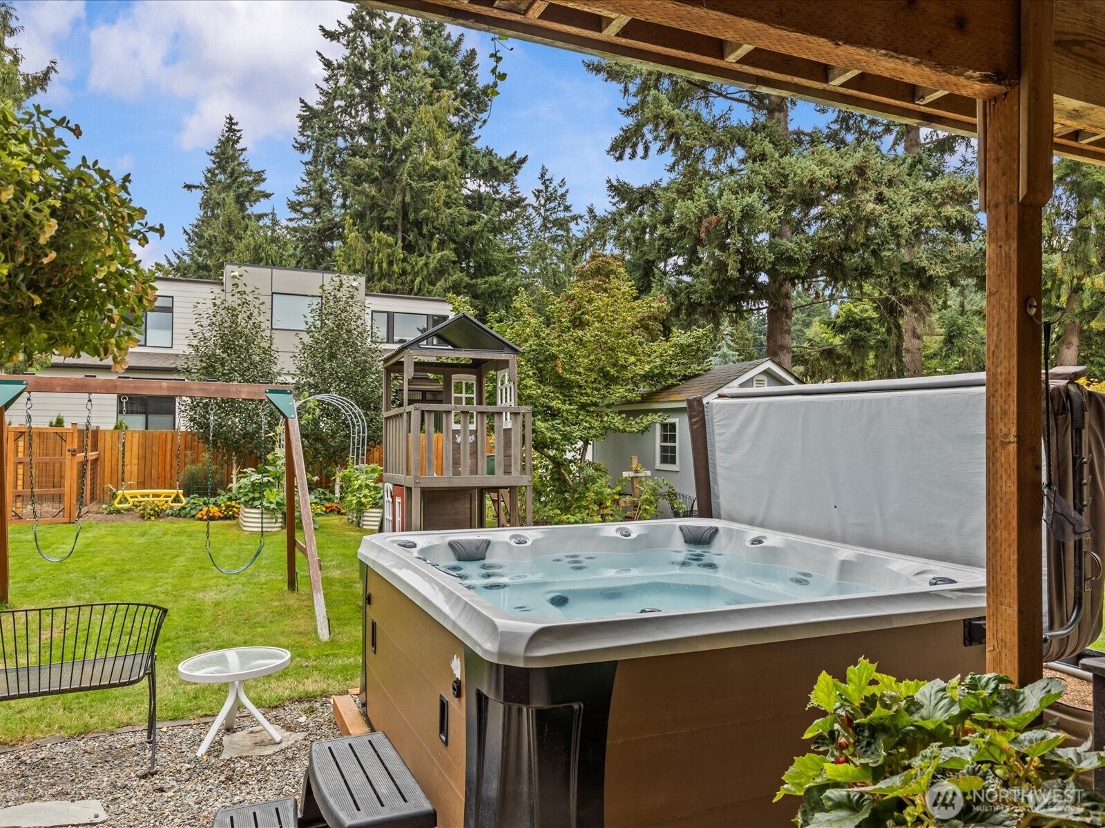 Kirkland, Washington, 98033, United States, 3 Bedrooms Bedrooms, ,3 BathroomsBathrooms,Residential,Active,1941339