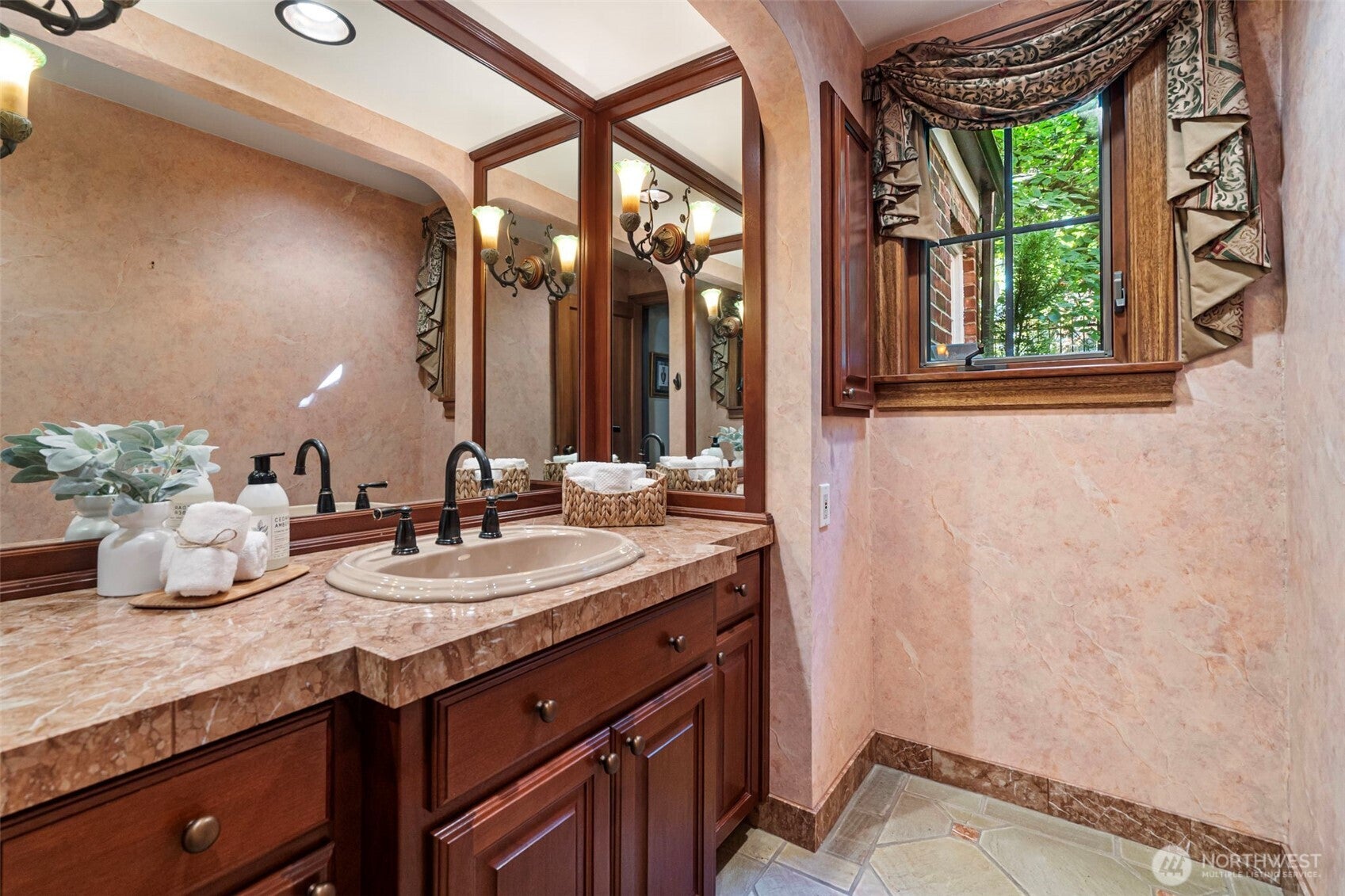 Tacoma, Washington, 98406, United States, 4 Bedrooms Bedrooms, ,4 BathroomsBathrooms,Residential,Active,1952076