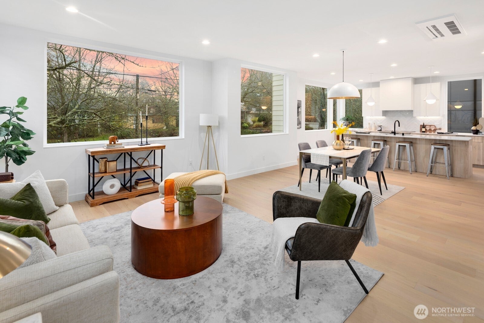 Seattle, Washington, 98122, United States, 4 Bedrooms Bedrooms, ,4 BathroomsBathrooms,Residential,Active,1992279