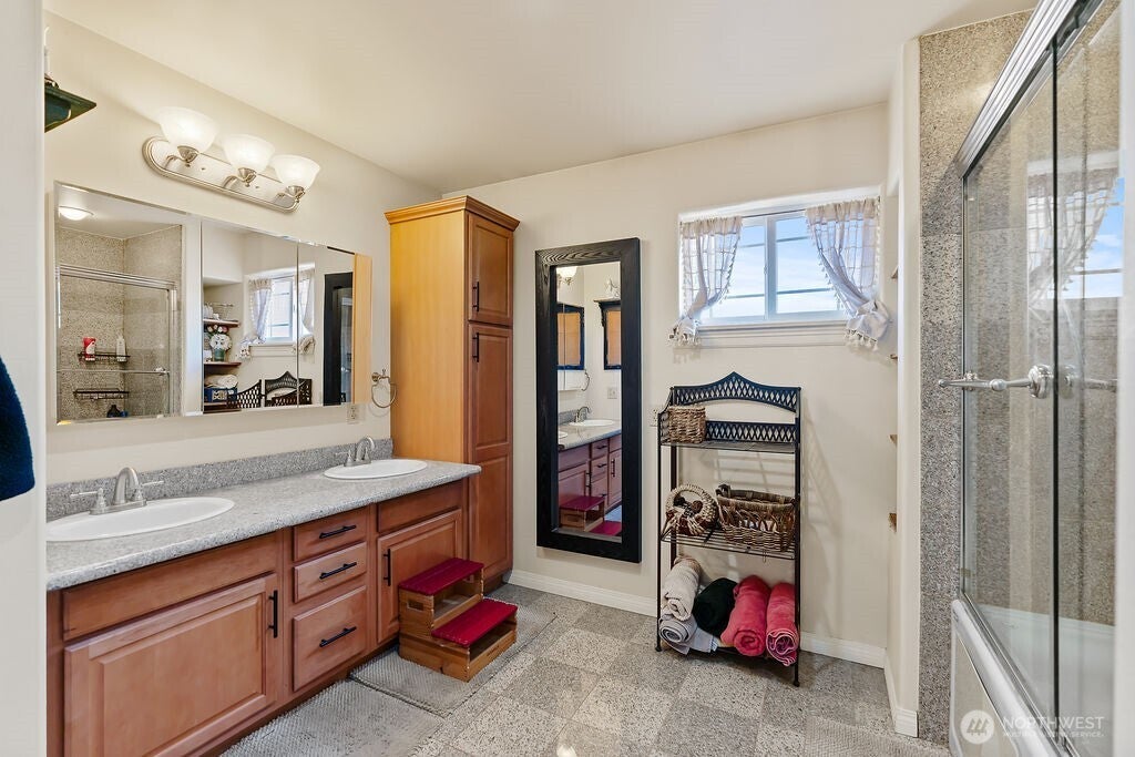 Yakima, Washington, 98901, United States, 4 Bedrooms Bedrooms, ,3 BathroomsBathrooms,Residential,Active,1820832