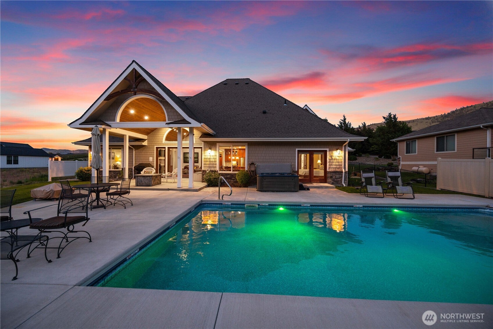 Orondo, Washington, 98843, United States, 3 Bedrooms Bedrooms, ,4 BathroomsBathrooms,Residential,Active,1823970