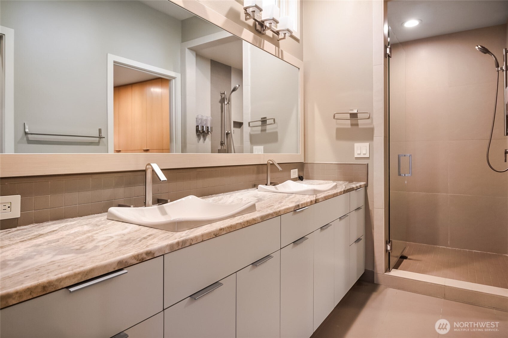 Medina, Washington, 98039, United States, 3 Bedrooms Bedrooms, ,3 BathroomsBathrooms,Residential,Active,1781504