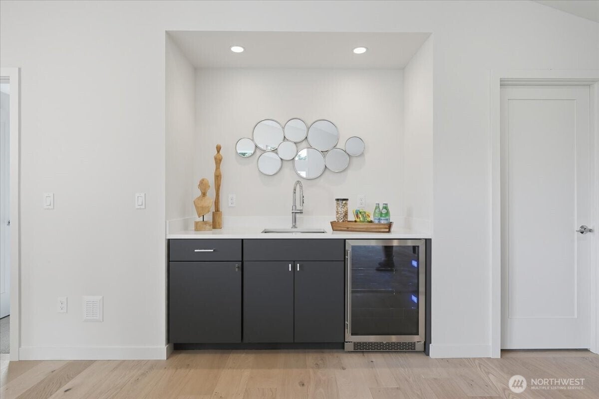 Seattle, Washington, 98125, United States, 4 Bedrooms Bedrooms, ,4 BathroomsBathrooms,Residential,Active,1943816