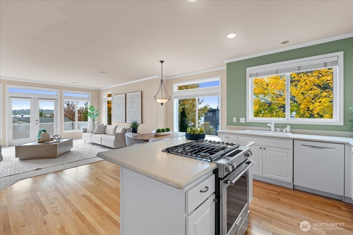 Kirkland, Washington, 98033, United States, 3 Bedrooms Bedrooms, ,2 BathroomsBathrooms,Residential,Active,1968423