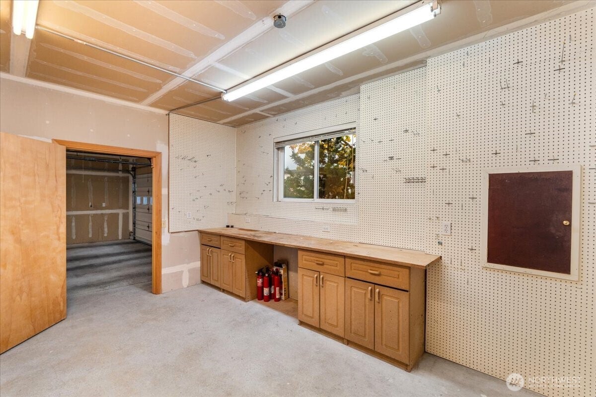 Kirkland, Washington, 98033, United States, 3 Bedrooms Bedrooms, ,2 BathroomsBathrooms,Residential,Active,1968423