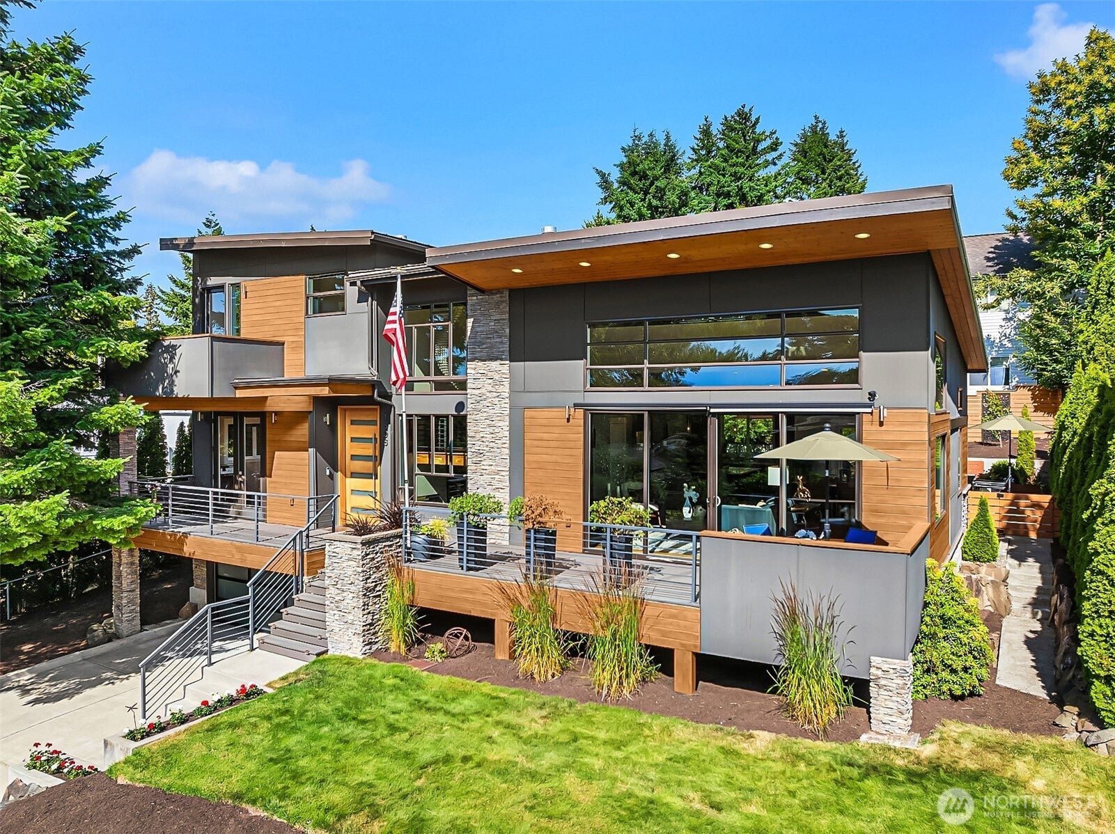 Kirkland, Washington, 98033, United States, 4 Bedrooms Bedrooms, ,5 BathroomsBathrooms,Residential,Active,1973549