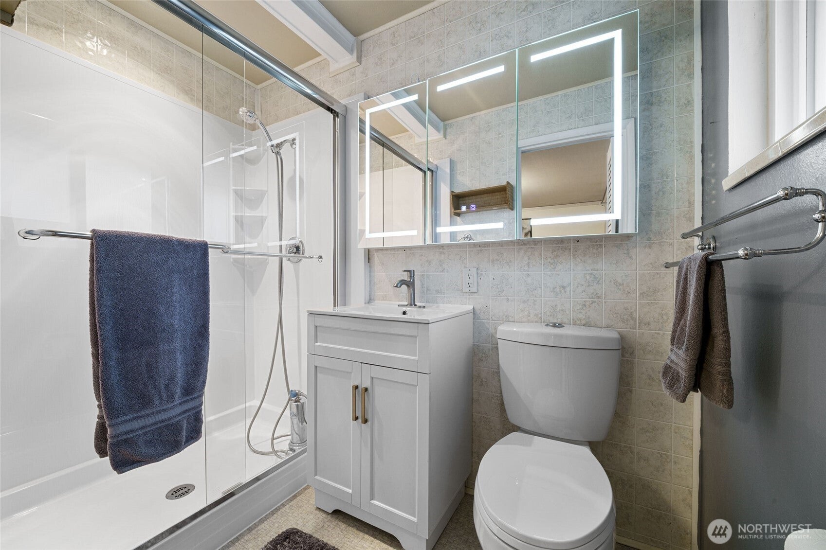 Lynnwood, Washington, 98087, United States, 3 Bedrooms Bedrooms, ,3 BathroomsBathrooms,Residential,Active,1987204