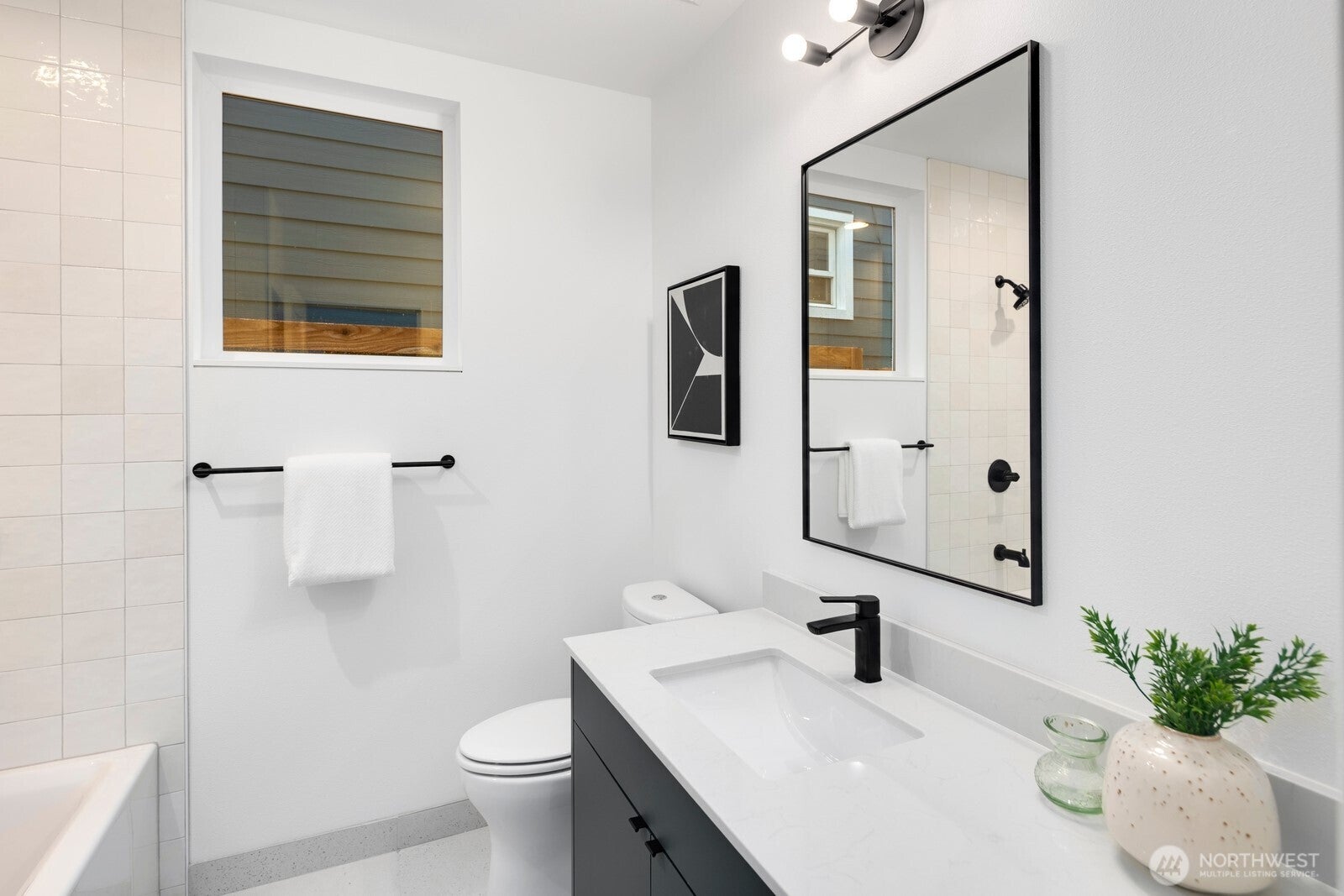 Seattle, Washington, 98122, United States, 4 Bedrooms Bedrooms, ,4 BathroomsBathrooms,Residential,Active,1992543