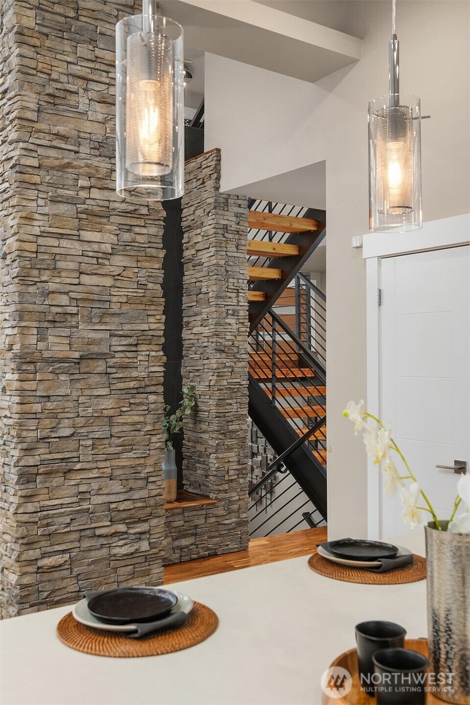 Kirkland, Washington, 98033, United States, 4 Bedrooms Bedrooms, ,5 BathroomsBathrooms,Residential,Active,1973549