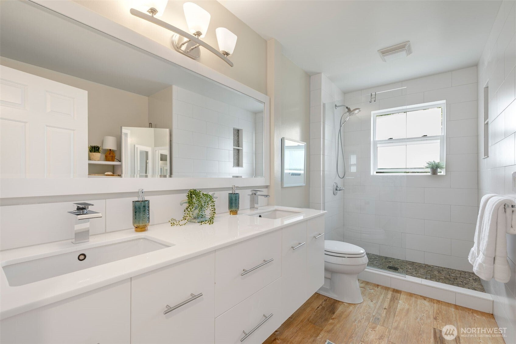 Seattle, Washington, 98144, United States, 5 Bedrooms Bedrooms, ,4 BathroomsBathrooms,Residential,Active,1988732