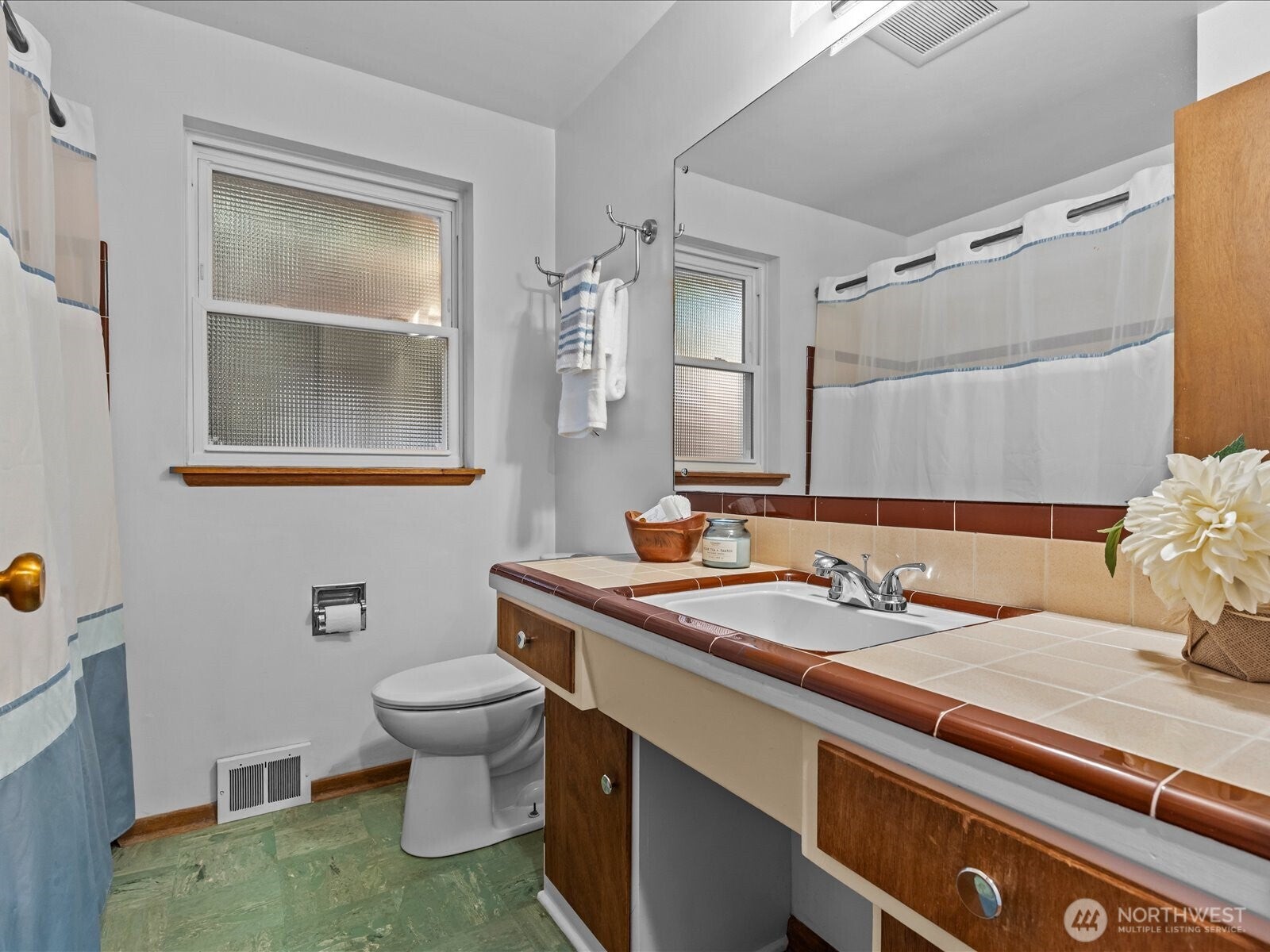 Seattle, Washington, 98103, United States, 3 Bedrooms Bedrooms, ,1 BathroomBathrooms,Residential,Active,1967310