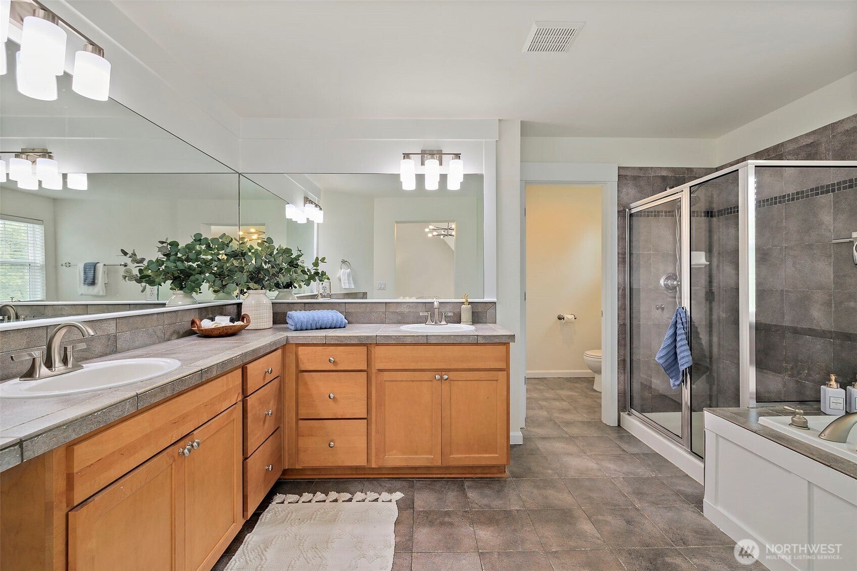 Snoqualmie, Washington, 98065, United States, 4 Bedrooms Bedrooms, ,4 BathroomsBathrooms,Residential,Active,1943832