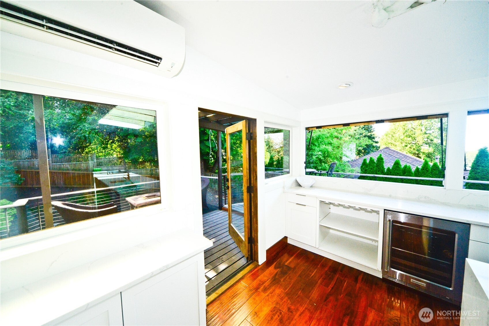 Kirkland, Washington, 98033, United States, 3 Bedrooms Bedrooms, ,3 BathroomsBathrooms,Residential,Active,1945839