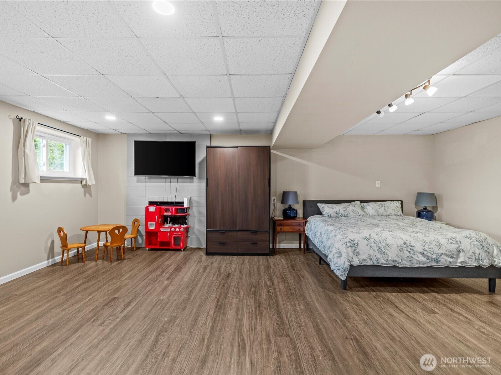 Kirkland, Washington, 98033, United States, 3 Bedrooms Bedrooms, ,3 BathroomsBathrooms,Residential,Active,1941339