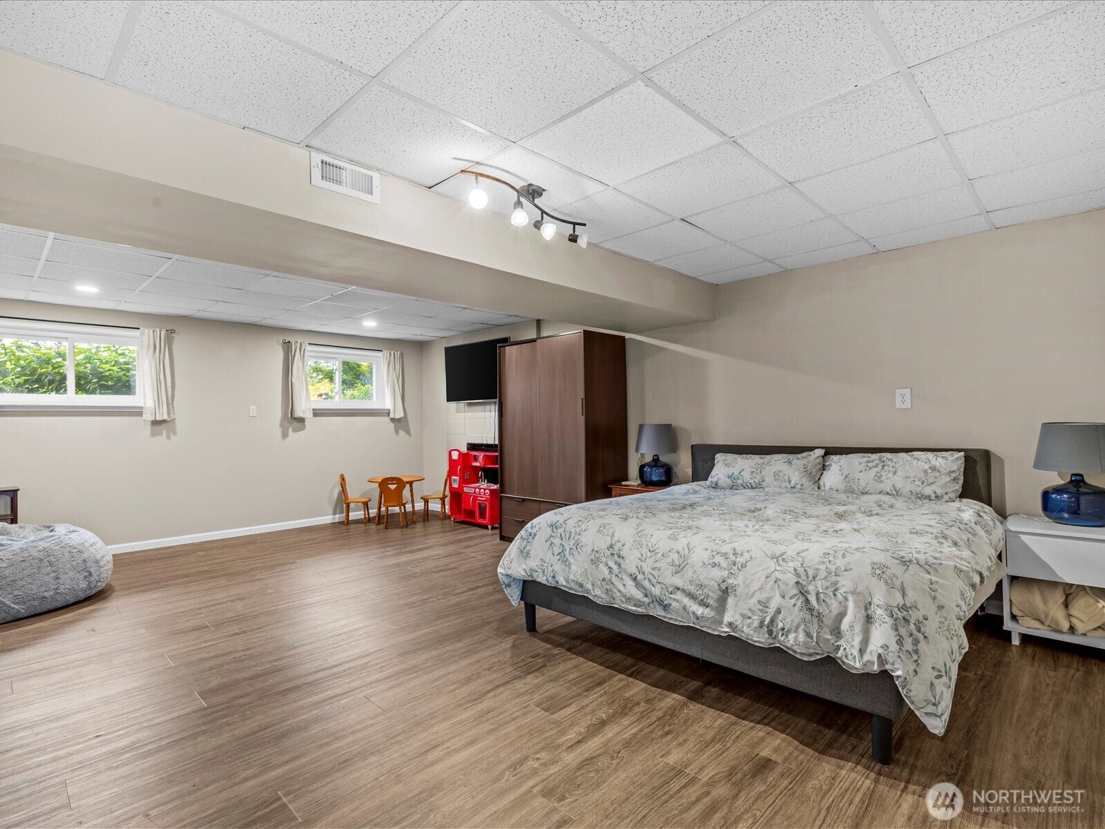 Kirkland, Washington, 98033, United States, 3 Bedrooms Bedrooms, ,3 BathroomsBathrooms,Residential,Active,1941339