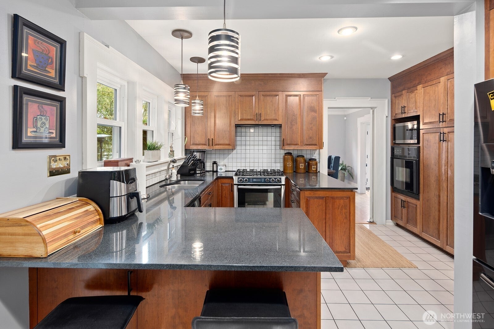 Seattle, Washington, 98122, United States, 3 Bedrooms Bedrooms, ,3 BathroomsBathrooms,Residential,Active,1988423