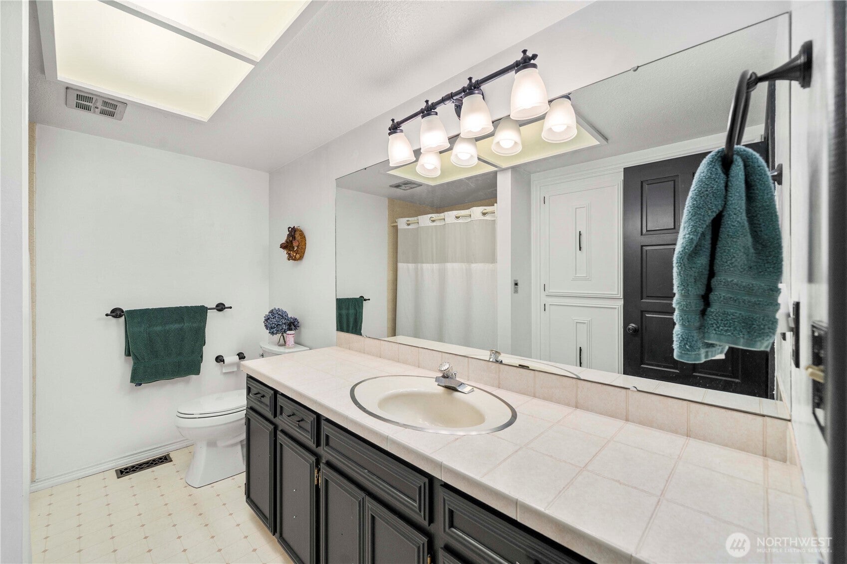 Lakewood, Washington, 98499, United States, ,3 BathroomsBathrooms,Residential,Active,1888516