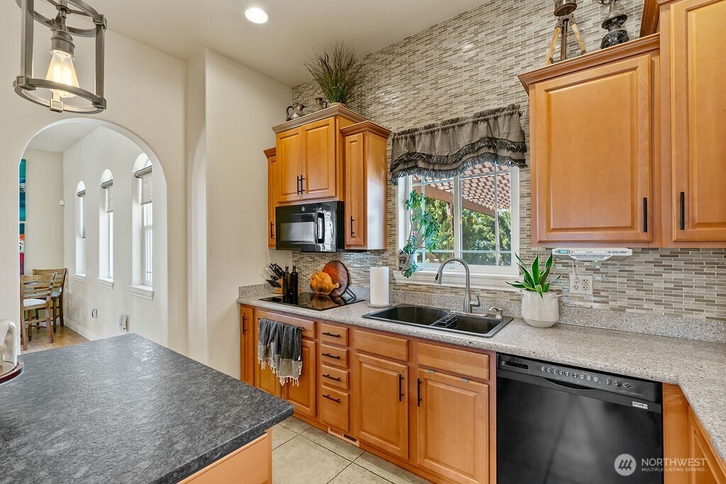 Yakima, Washington, 98901, United States, 4 Bedrooms Bedrooms, ,3 BathroomsBathrooms,Residential,Active,1820832