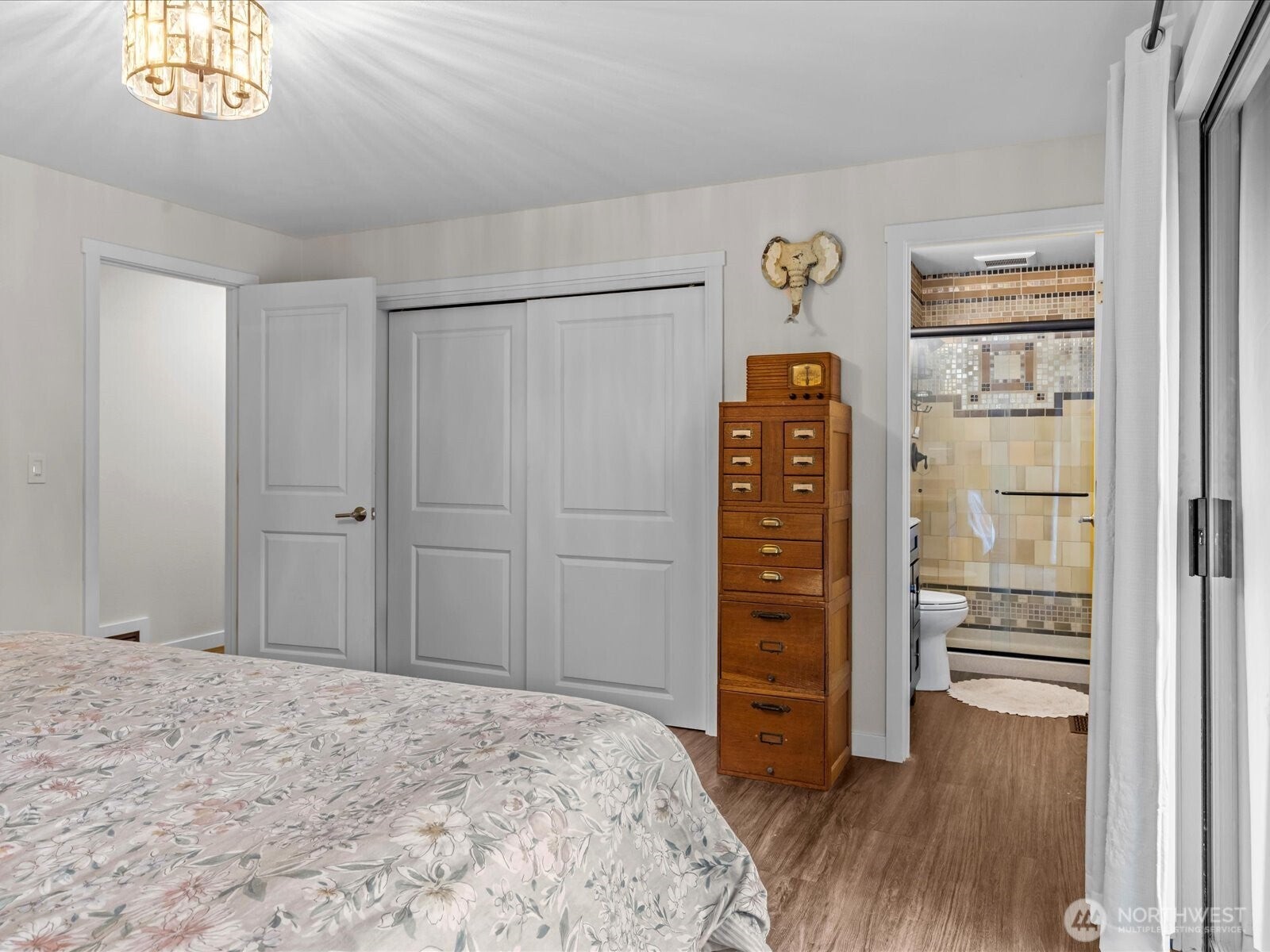 Kirkland, Washington, 98033, United States, 3 Bedrooms Bedrooms, ,3 BathroomsBathrooms,Residential,Active,1941339