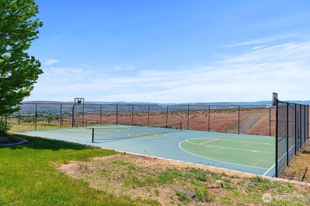 Yakima, Washington, 98901, United States, 4 Bedrooms Bedrooms, ,3 BathroomsBathrooms,Residential,Active,1820832