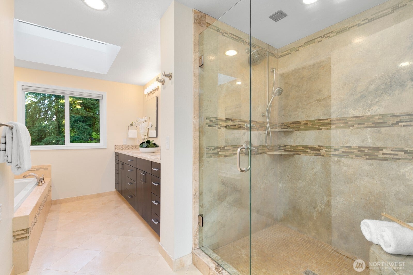 Kirkland, Washington, 98033, United States, 4 Bedrooms Bedrooms, ,3 BathroomsBathrooms,Residential,Active,1909901