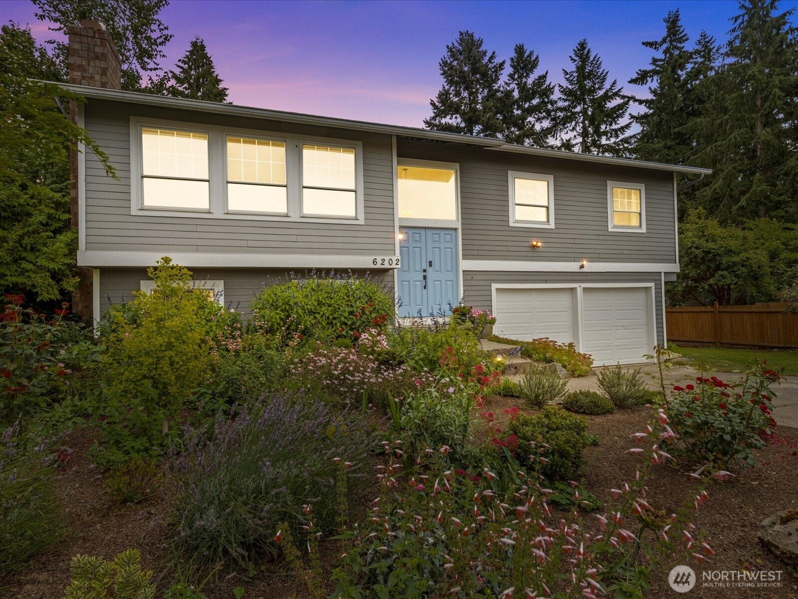 Kirkland, Washington, 98033, United States, 3 Bedrooms Bedrooms, ,3 BathroomsBathrooms,Residential,Active,1941339