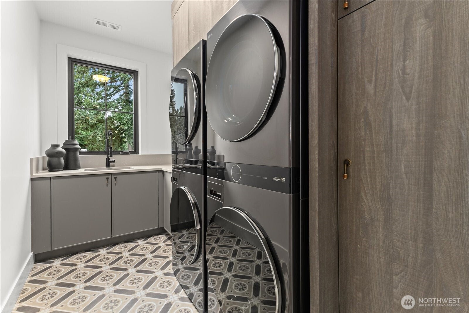 Bellevue, Washington, 98004, United States, 5 Bedrooms Bedrooms, ,6 BathroomsBathrooms,Residential,Active,2002362